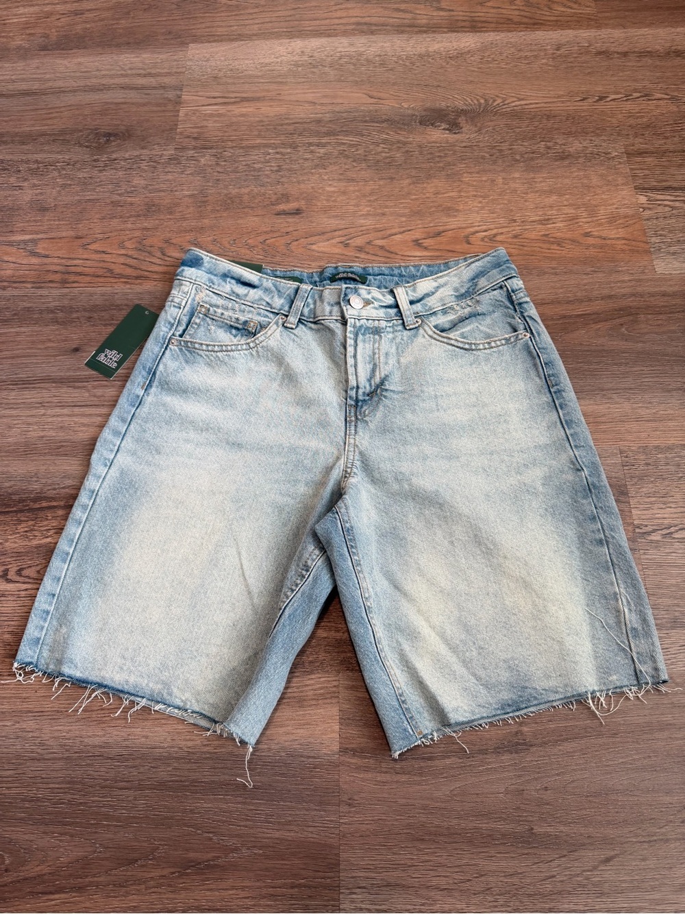 NWT Wild Fable Mid-Rise Denim Shorts Light Wash Raw Hem EasyRigid Size 4